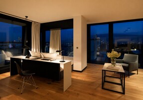 TV, iPod dock