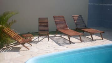 Piscina externa, funciona das 8h às 20h, guarda-sóis, espreguiçadeiras