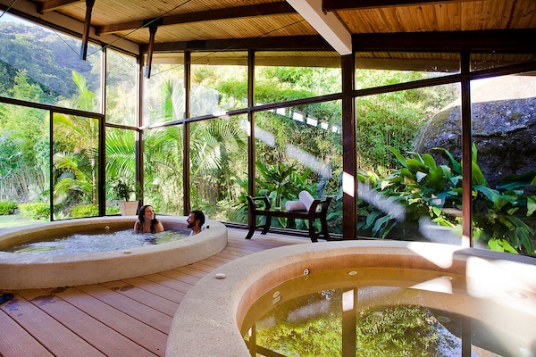 Couples treatment room(s), sauna, hot tub, steam room, body treatments