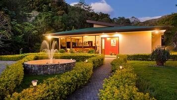 Couples treatment rooms, sauna, hot tub, steam room, body treatments