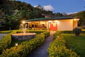 Salas de tratamiento para parejas, un sauna, una bañera de hidromasaje