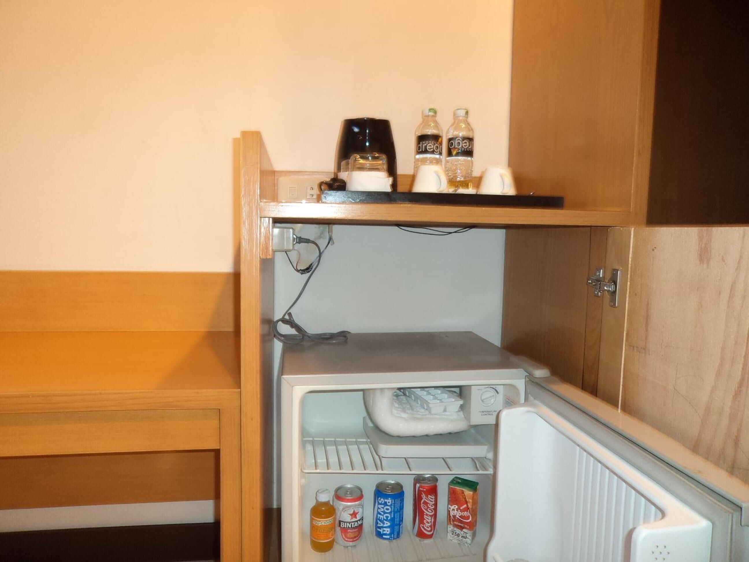 Mesin pembuat kopi/teh dan ketel listrik