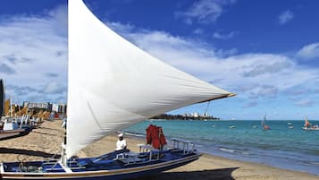 在海灘附近