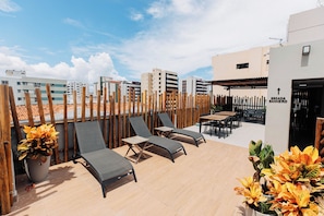 Piscina externa, guarda-sóis, espreguiçadeiras