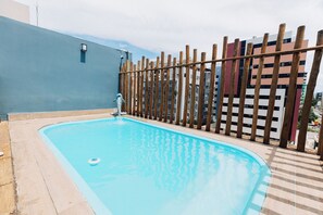 حمّام سباحة خارجي، مظلات على حمّام السباحة، مقاعد للتشمس