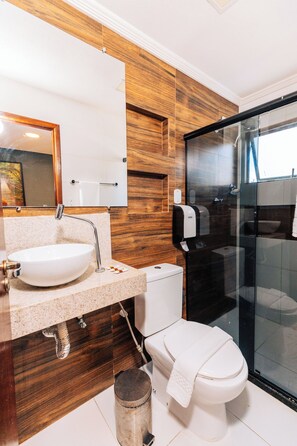 標準雙人房 | 浴室 | 淋浴設備、免費盥洗用品、毛巾、肥皂