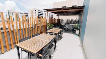 Una piscina al aire libre, sombrillas, sillones reclinables de piscina