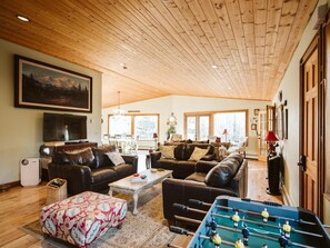 Flat-screen TV, fireplace - Maria's Creekside B&B (Anchorage)