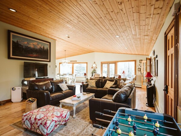 Flat-screen TV, fireplace