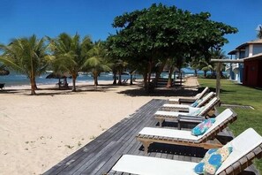 On the beach, sun-loungers - Pousada da Espera (Camacari)