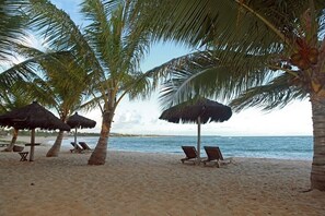 On the beach, sun-loungers - Pousada da Espera (Camacari)