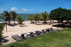 On the beach, sun loungers - Pousada da Espera (Camacari)