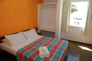 Minibar y cunas 