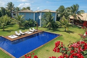 室外泳池；泳池傘、躺椅