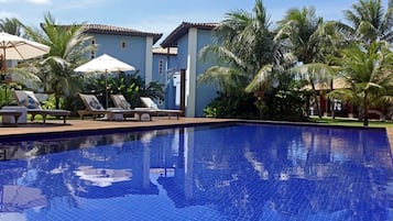 Piscina externa, guarda-sóis, espreguiçadeiras