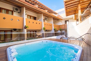 Bañera de hidromasaje al aire libre