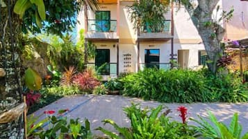 Cortinas blackout, wifi gratis y ropa de cama