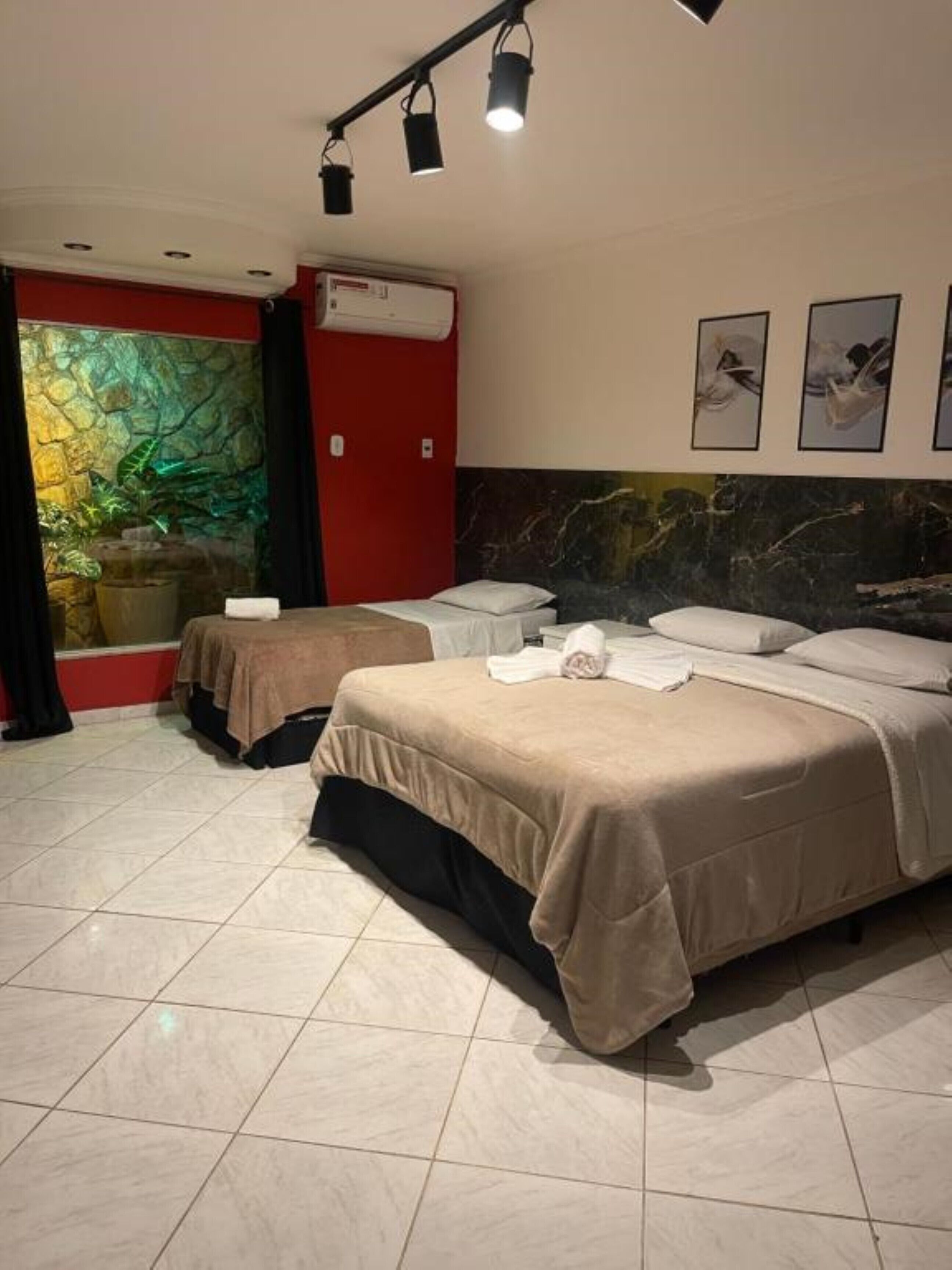 Cortinas blackout, wifi gratis y ropa de cama 