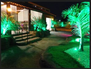 Depan hartanah - siang/malam