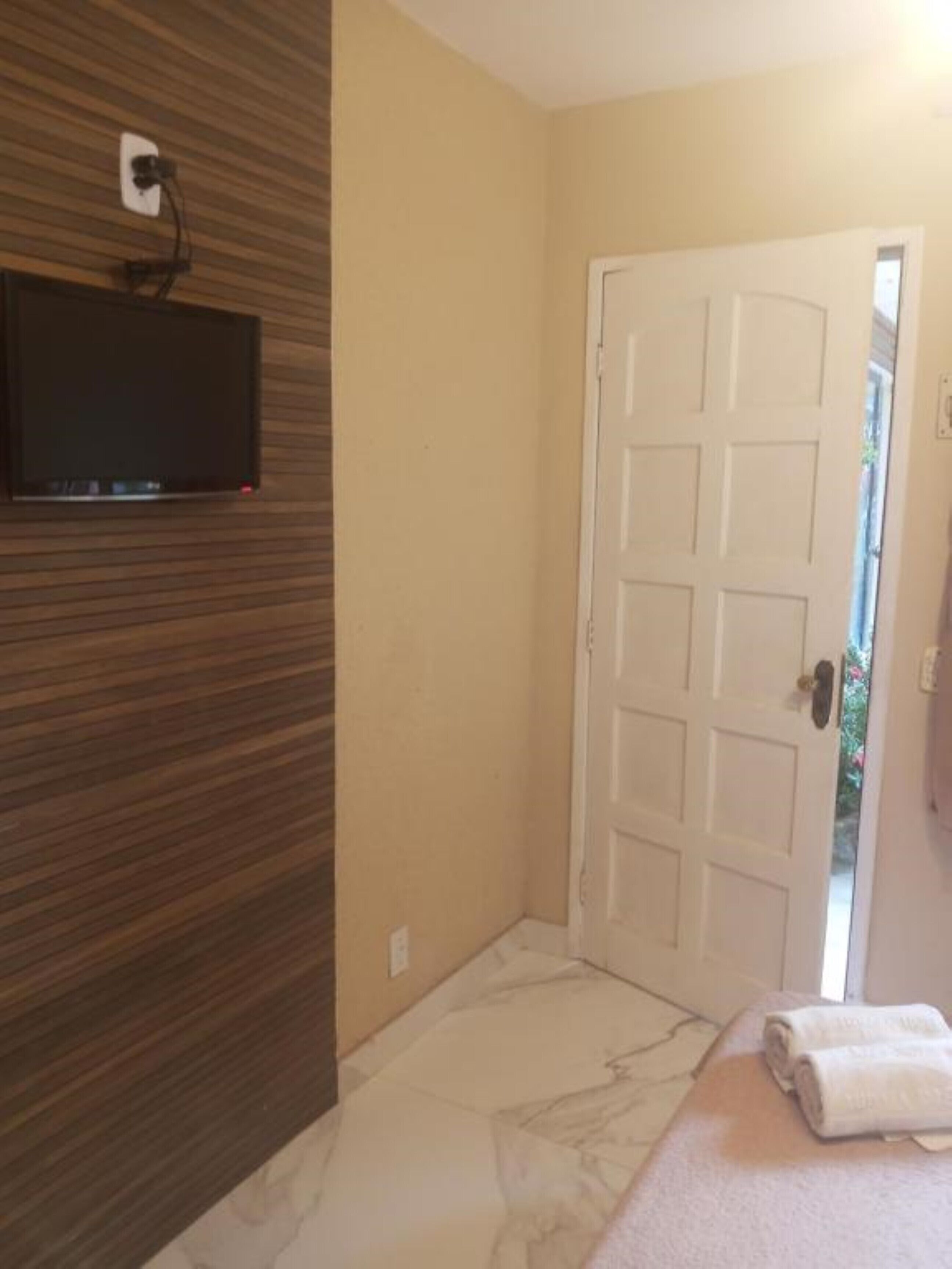 Cortinas blackout, wifi gratis y ropa de cama 