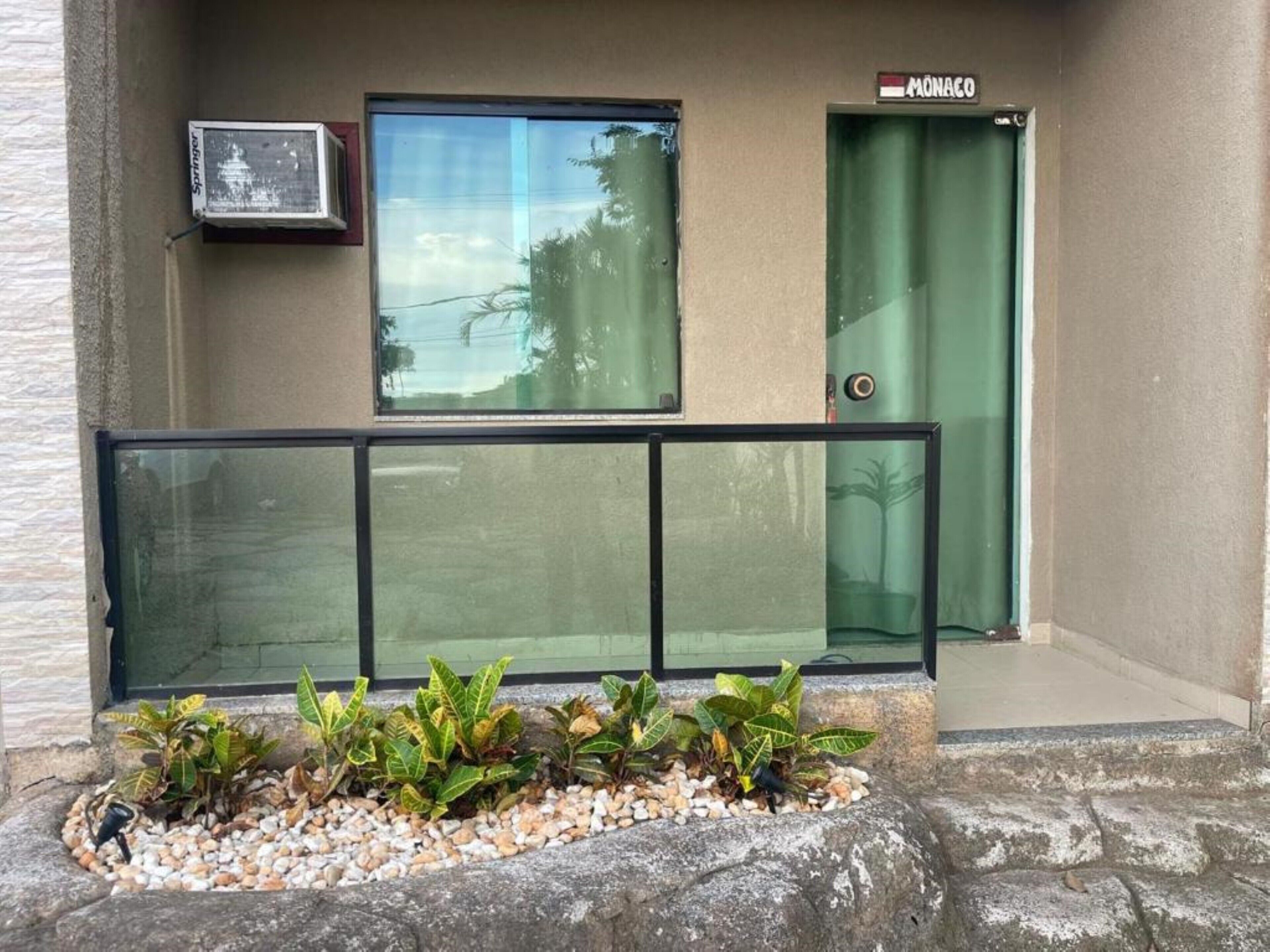 Entrada de um edifício com porta de vidro identificada com 