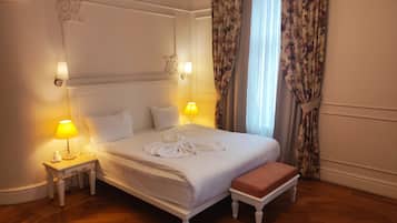 Habitación doble Confort, en esquina | Sábanas de algodón egipcio, ropa de cama de alta calidad y minibar