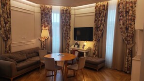 Business suite, bubbelbad, uitzicht op de stad | Uitzicht vanuit de kamer