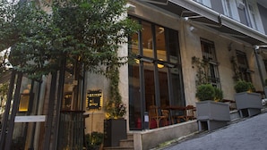 Un immeuble à plusieurs étages, de style architectural classique, doté de grandes fenêtres et de balcons.
