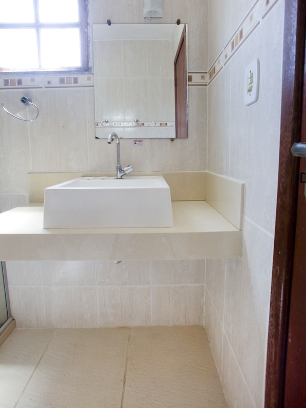 Habitación (Quintuple,1 Double bed + 3 Single bed) | Baño