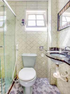 Habitación triple superior (1 Double bed + 1 Single bed) | Baño