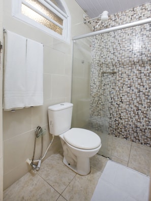 Habitación triple (1 Double bed + 1 Single bed) | Baño