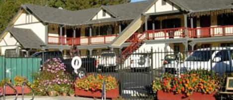 Una piscina al aire libre de temporada