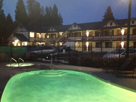 Una piscina al aire libre de temporada