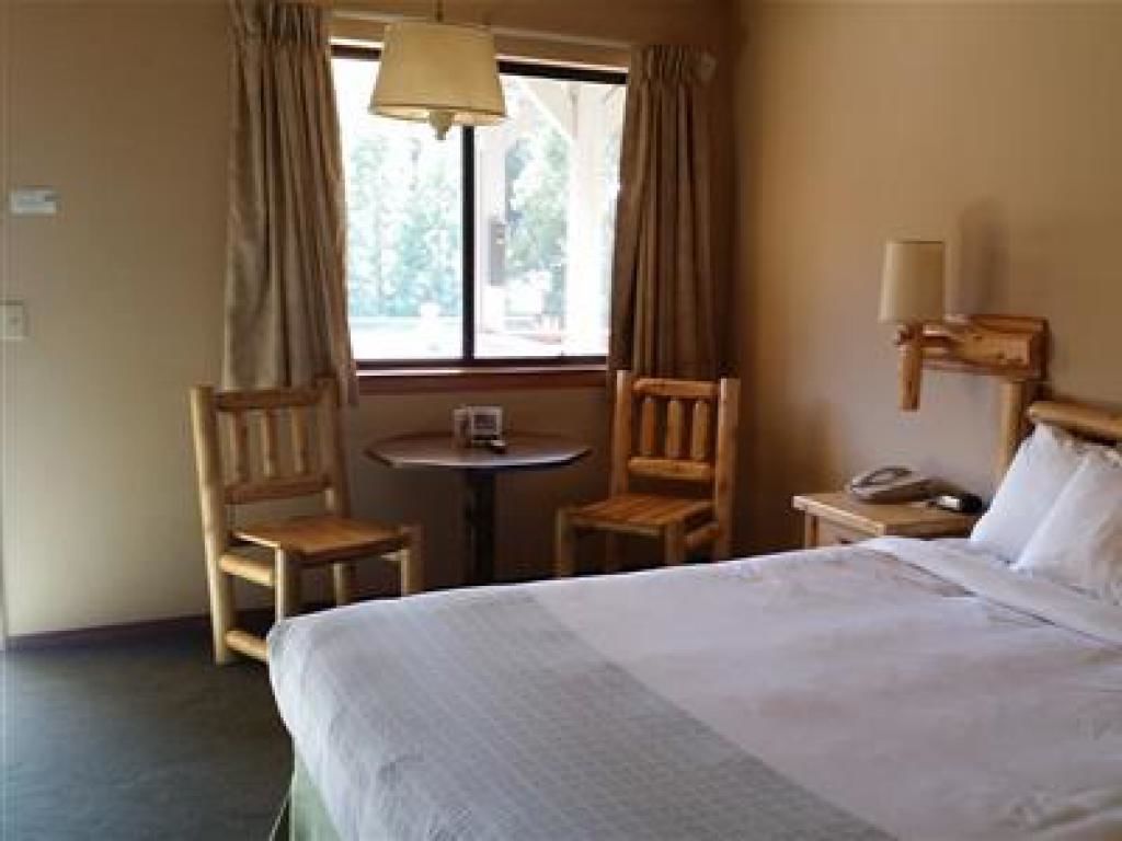 desk, iron/ironing board, free wifi