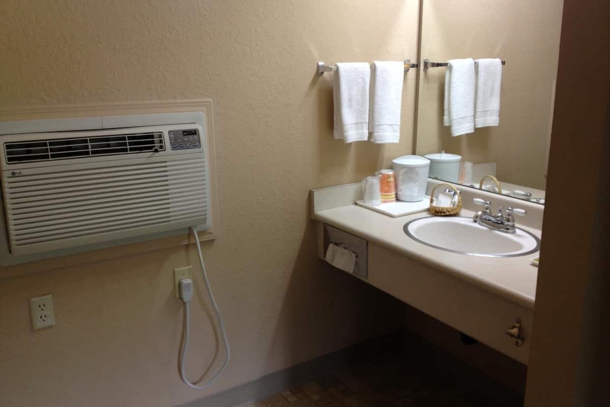 shower, free toiletries, towels