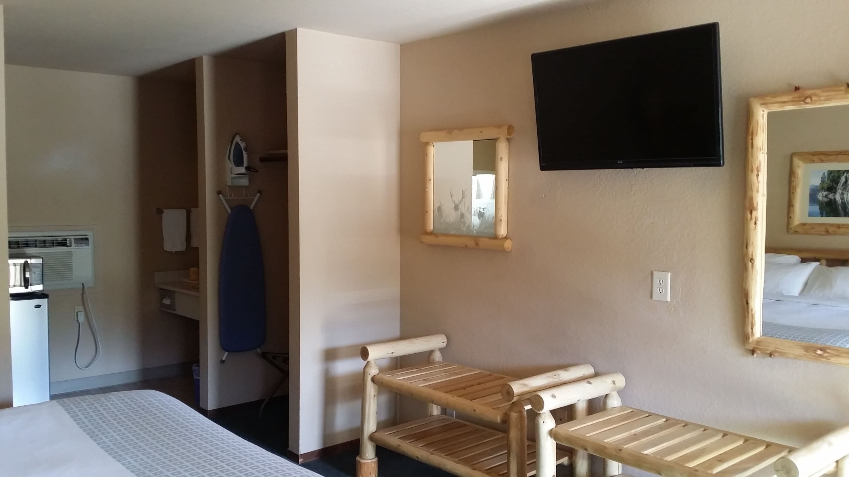 desk, iron/ironing board, free wifi