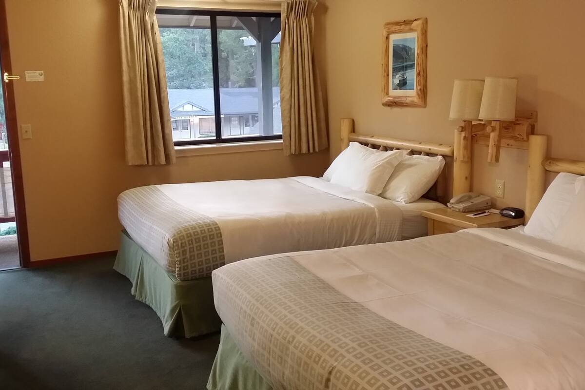 desk, iron/ironing board, free wifi