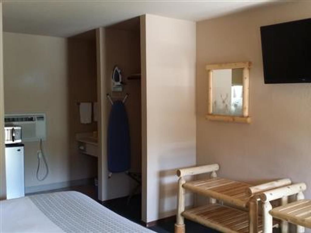 desk, iron/ironing board, free wifi