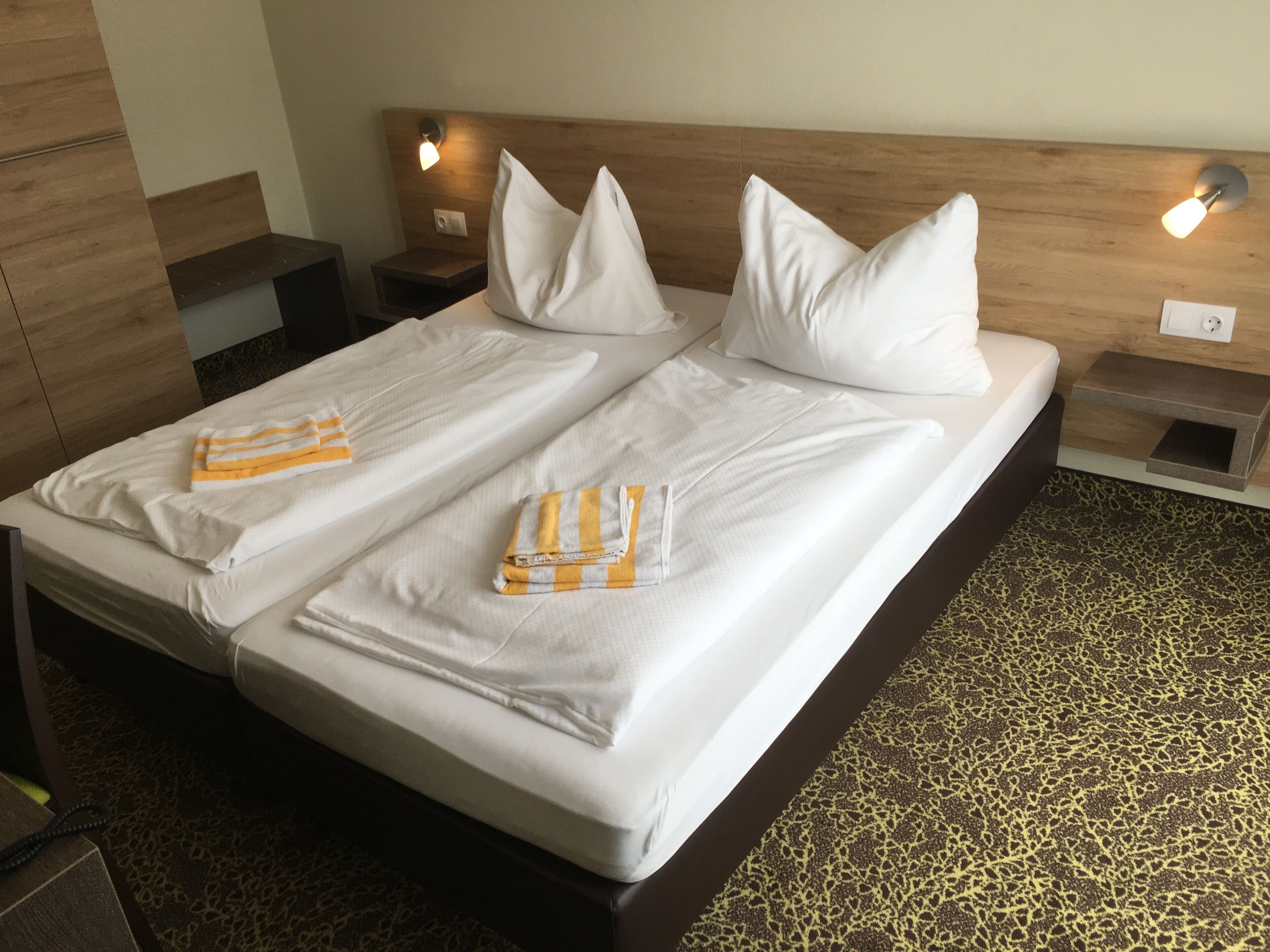 Ropa de cama hipoalergénica y caja de seguridad en la habitación 