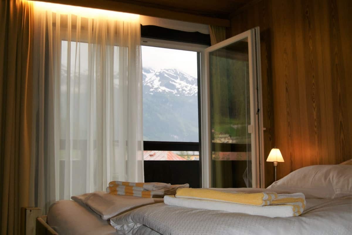 hypo-allergenic bedding, in-room safe, desk, free wifi