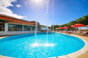 Piscine extérieure, chaises longues
