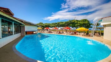 Piscina externa, espreguiçadeiras