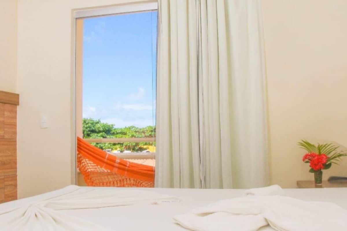 Minibar, brankas, tirai kedap cahaya, dan Wi-Fi gratis