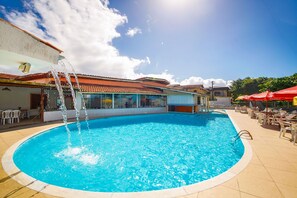 Piscine extérieure, chaises longues