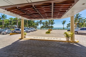 Free self-parking - Porto Cálem Praia Hotel (Porto Seguro)