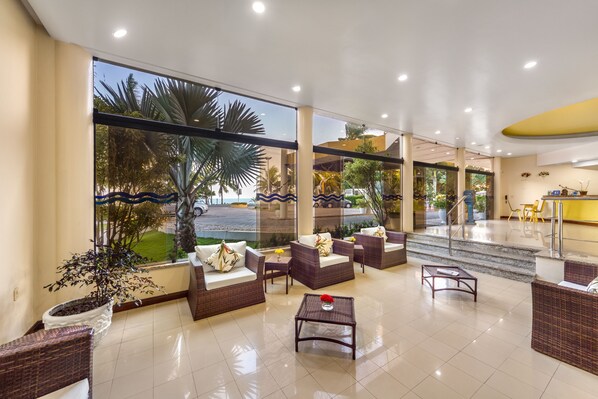 Lobby sitting area - Porto Cálem Praia Hotel (Porto Seguro)