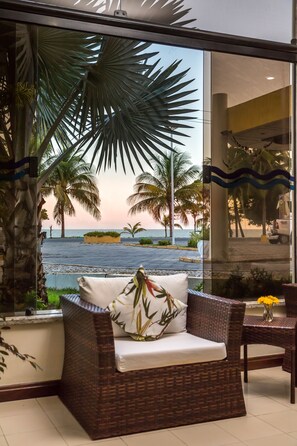 Lobby sitting area - Porto Cálem Praia Hotel (Porto Seguro)