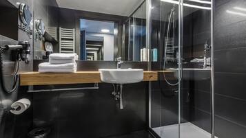 Ilmaiset hygieniatuotteet, hiustenkuivaaja, kylpytakit, pyyhkeet