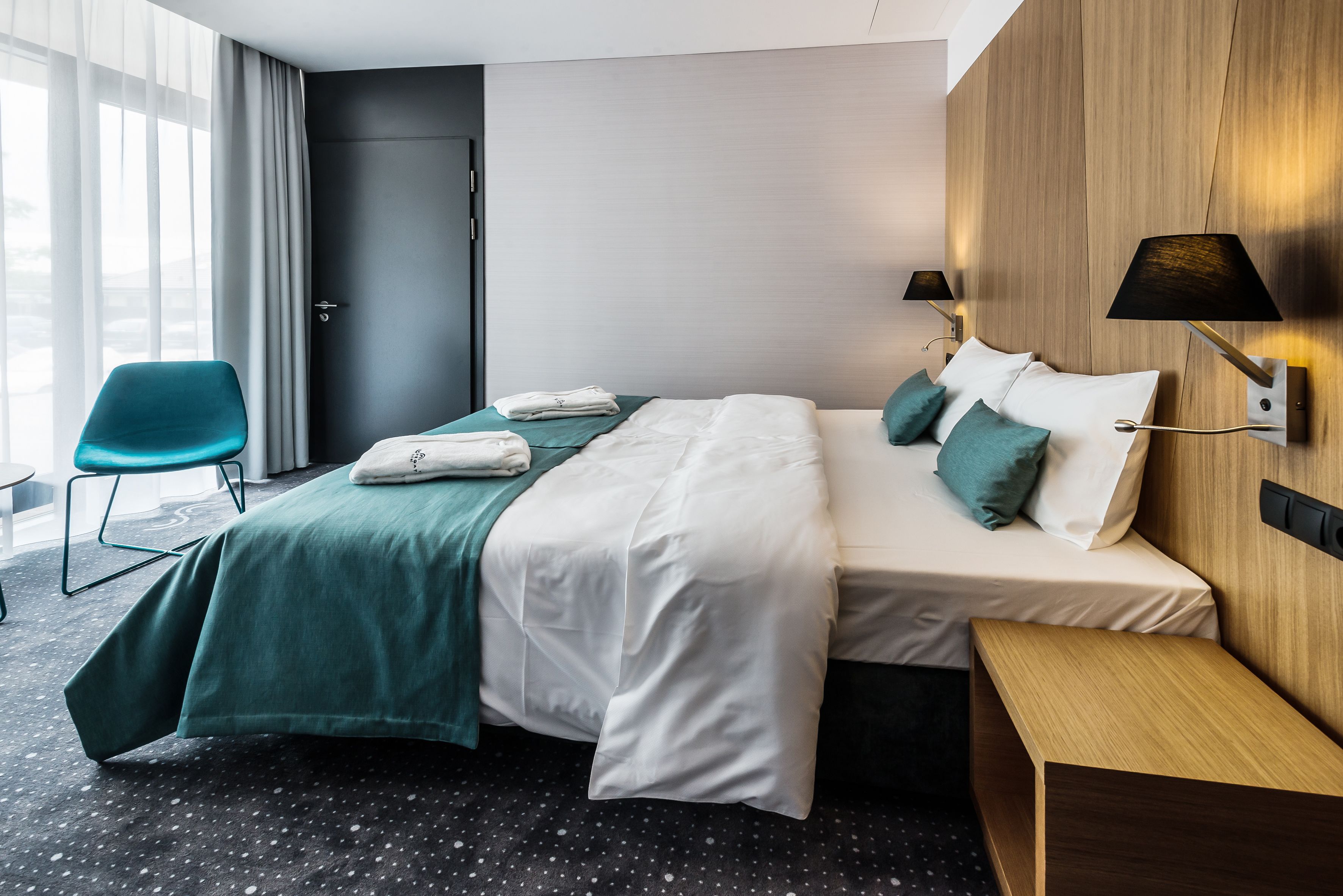 deluxe connected room | minibar, in-room safe, blackout curtains, soundproofing