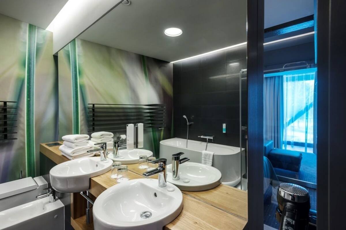 suite, 1 bedroom | bathroom | free toiletries, hair dryer, bathrobes, towels